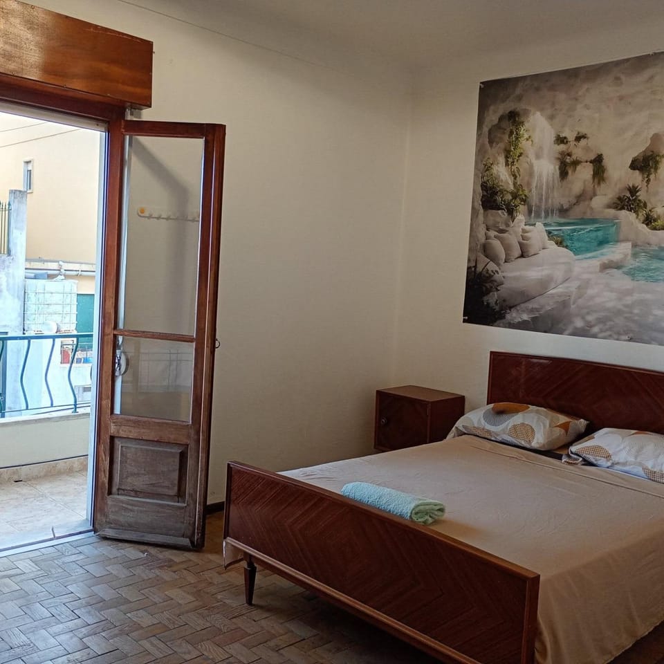 Private room with balcony for one or two people near Lisbon Airport Vacation rental in Lisbon