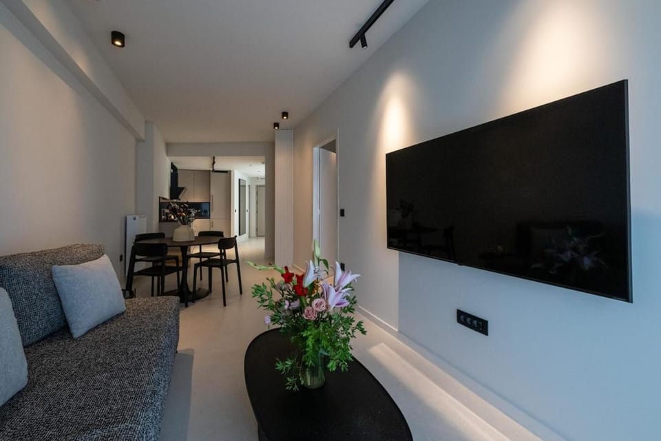 TV and multimedia, Living room, Seating area, Dining area