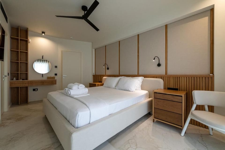 Bed, Photo of the whole room, Bedroom, towels