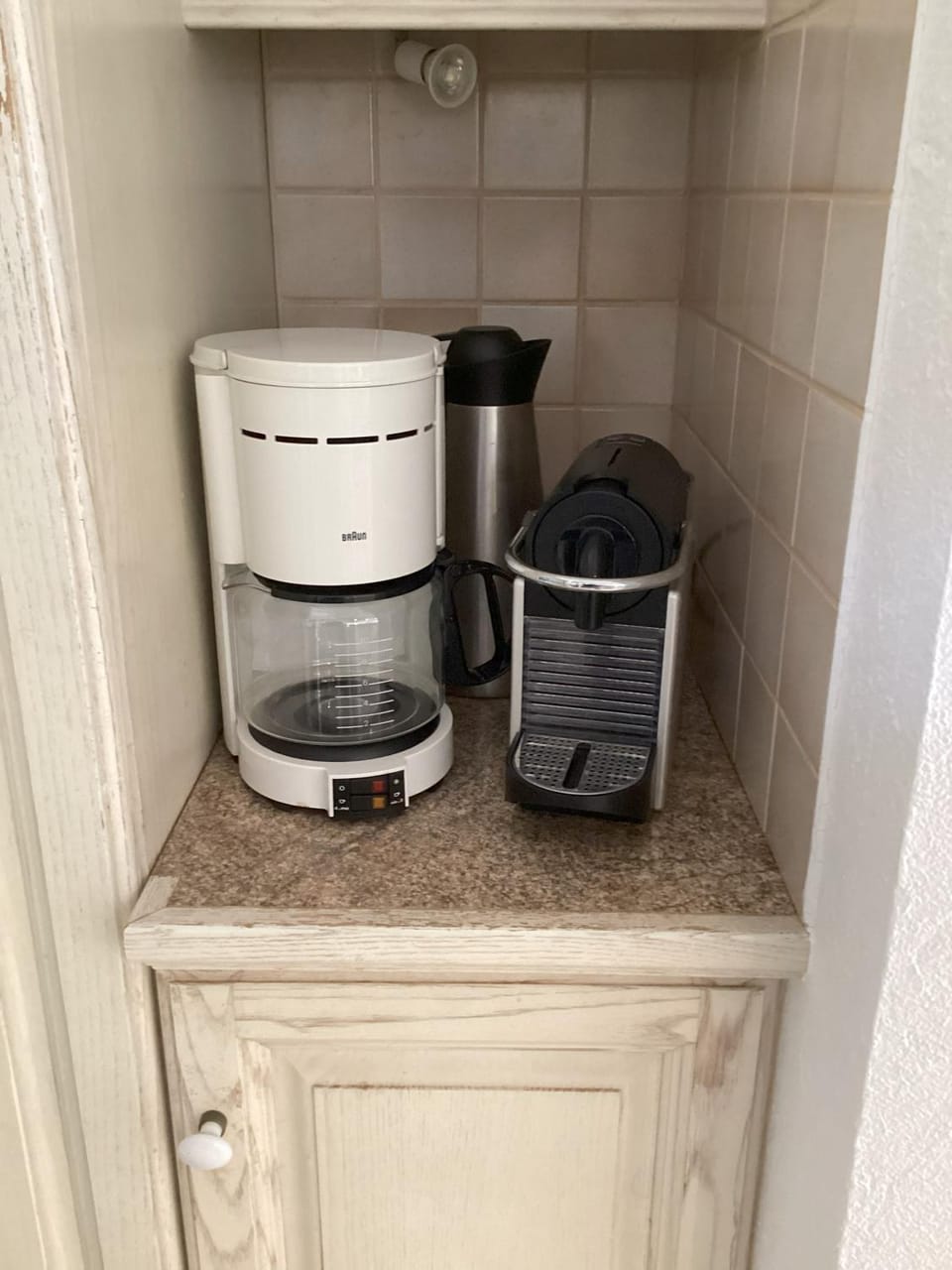 Coffee/tea facilities, Kitchen or kitchenette, Decorative detail, Decorative detail, kitchen, kitchen