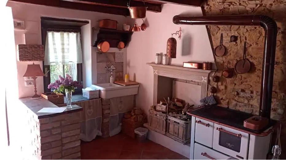 Kitchen or kitchenette, pet friendly, stove