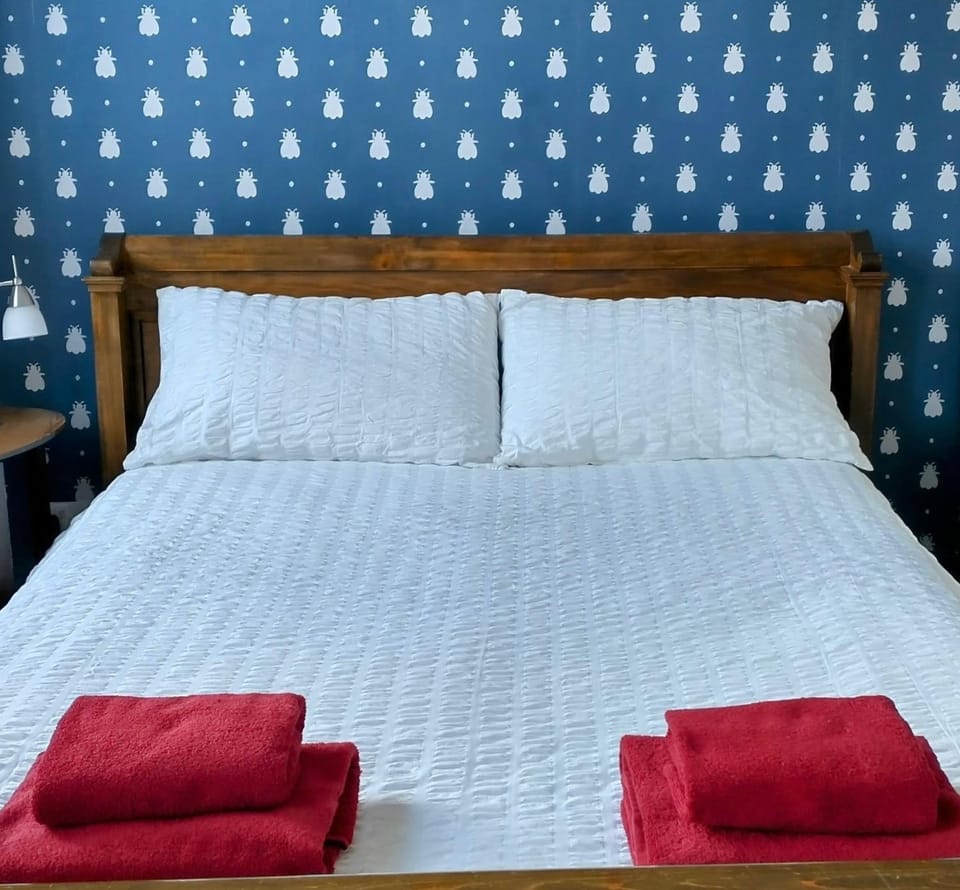 Bed, Bedroom, towels