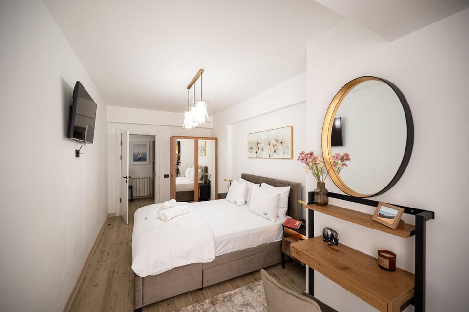 Bed, TV and multimedia, Bedroom, wardrobe
