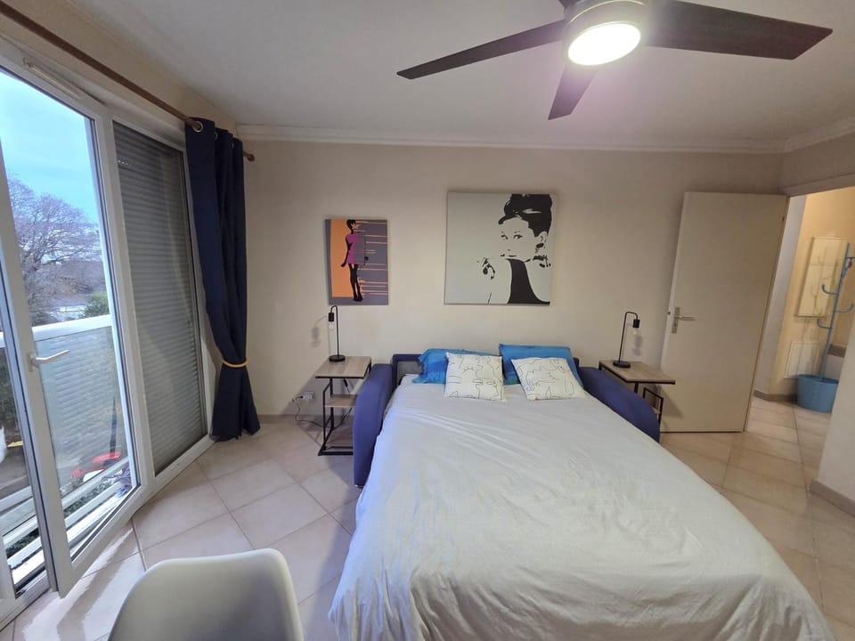 Bed, Living room