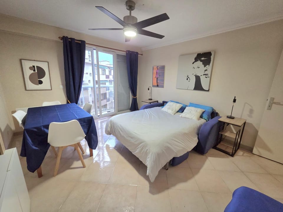 Bed, Living room