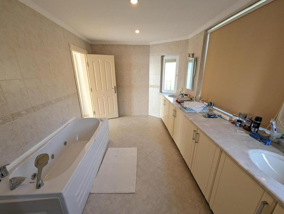 Great Villa with beatiful view and 4 bedrooms more 1000 sqm AREA Villa in Antalya Province
