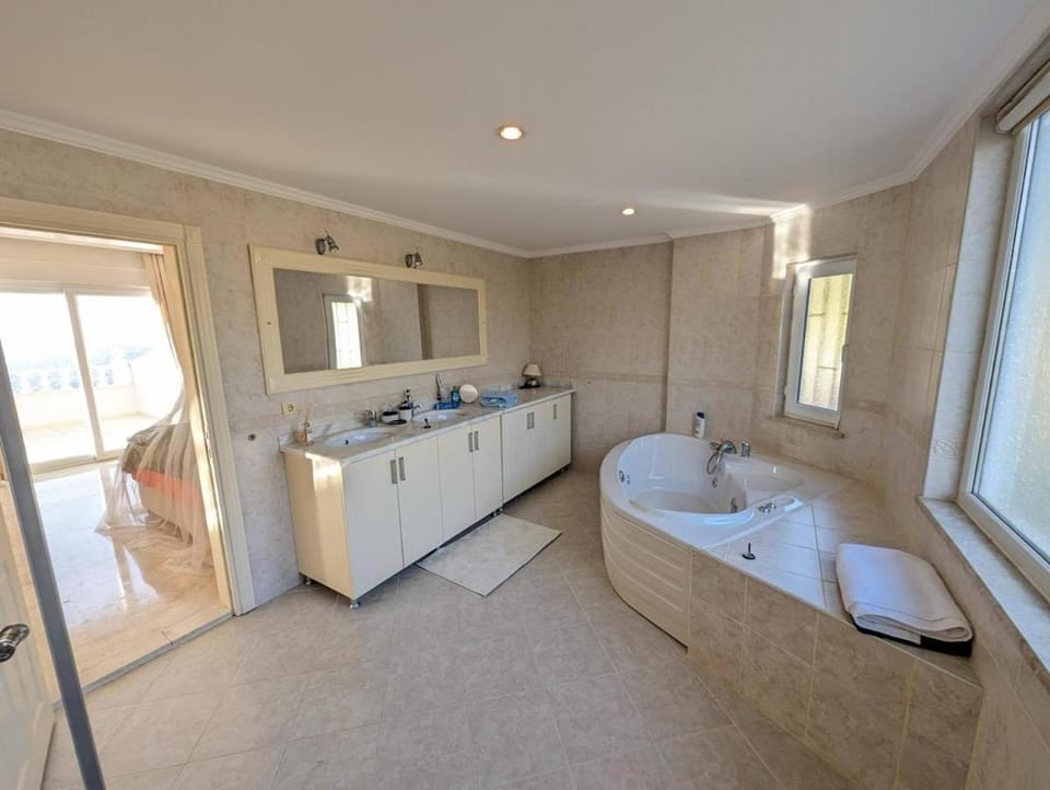 Great Villa with beatiful view and 4 bedrooms more 1000 sqm AREA Villa in Antalya Province