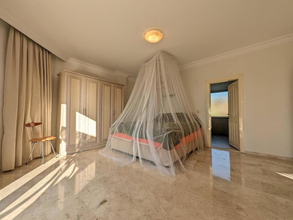 Great Villa with beatiful view and 4 bedrooms more 1000 sqm AREA Villa in Antalya Province