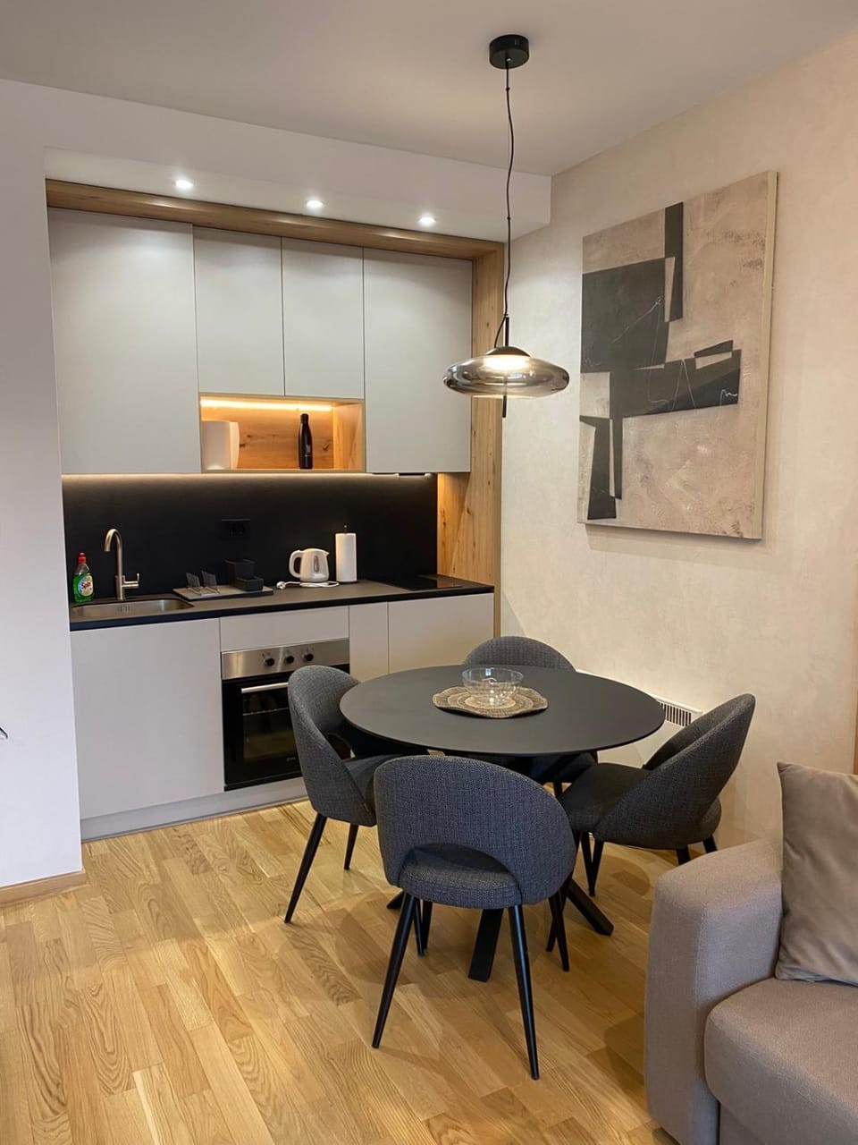 Kitchen or kitchenette, Dining area
