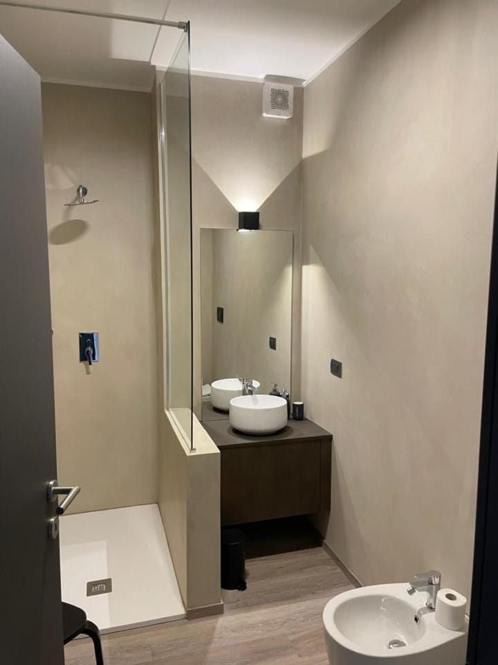 Shower, Toilet, Bathroom, bidet, towels