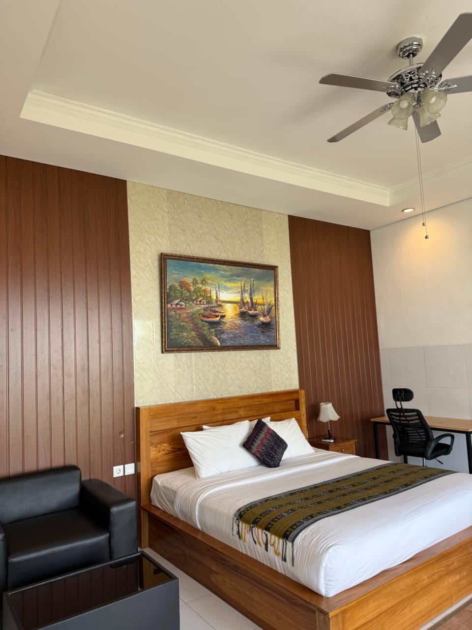Photo of the whole room, Bedroom
