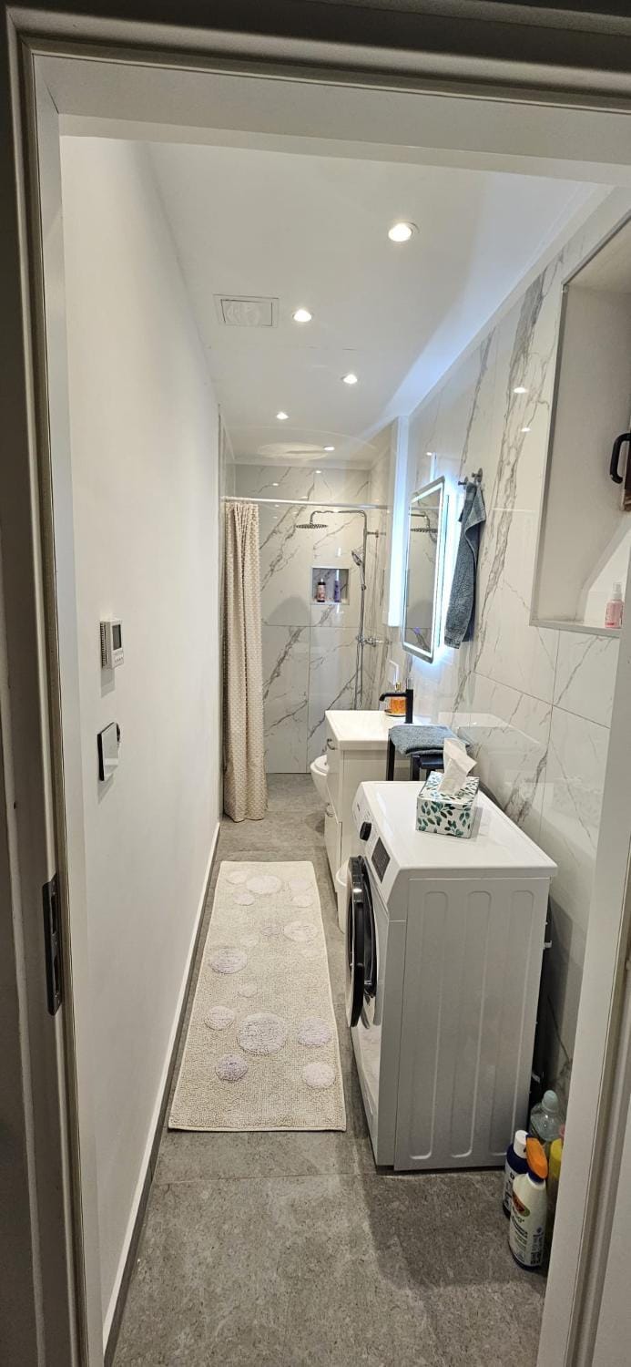 Bathroom, towels, washing machine