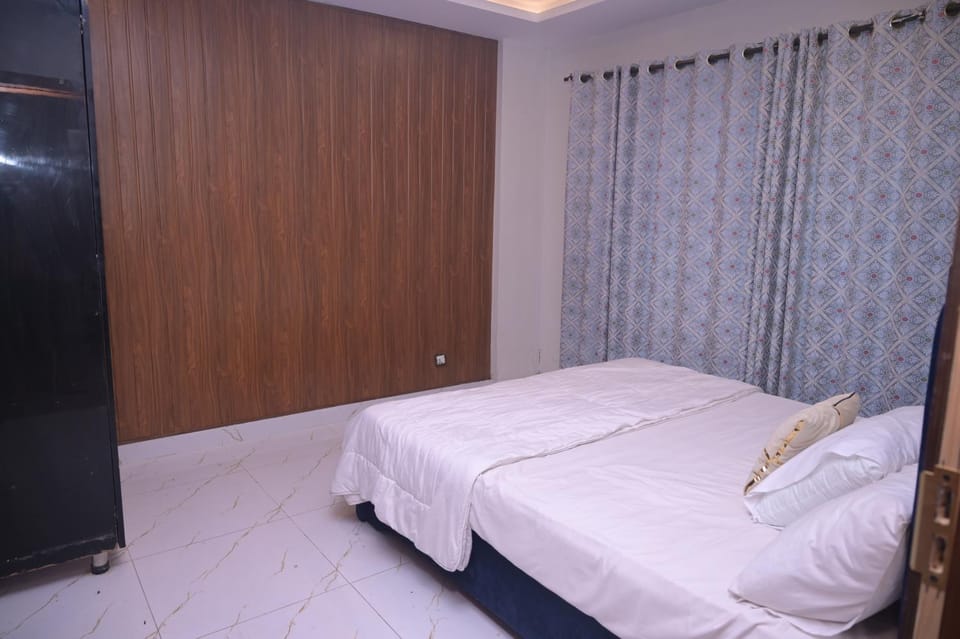 Photo of the whole room, Bedroom, wardrobe