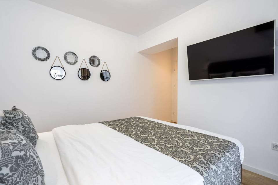 Bed, TV and multimedia