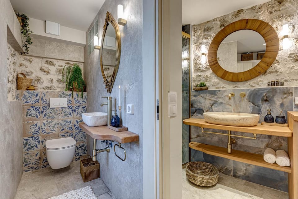 Shower, Toilet, Bathroom, flat iron, hair dryier, heating, towels, washing machine, dryer