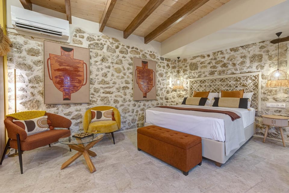 Bed, Living room, Seating area, Bedroom, towels, air conditioner