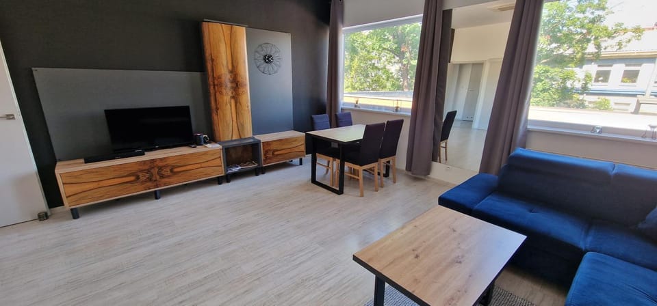 TV and multimedia, Living room, Seating area, Evening entertainment