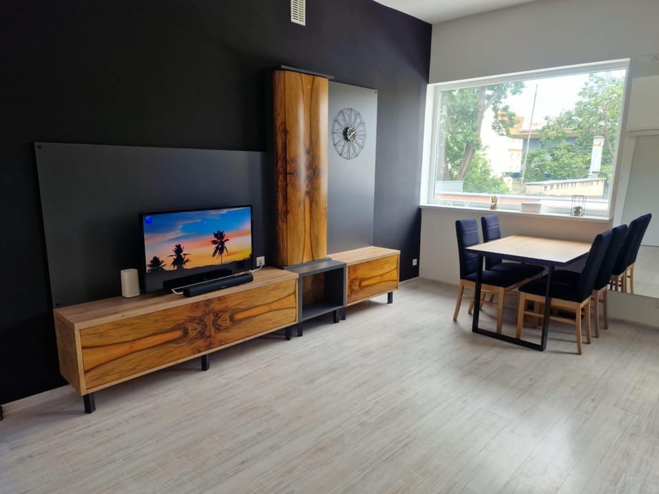 TV and multimedia, Living room, Seating area, Dining area, Evening entertainment