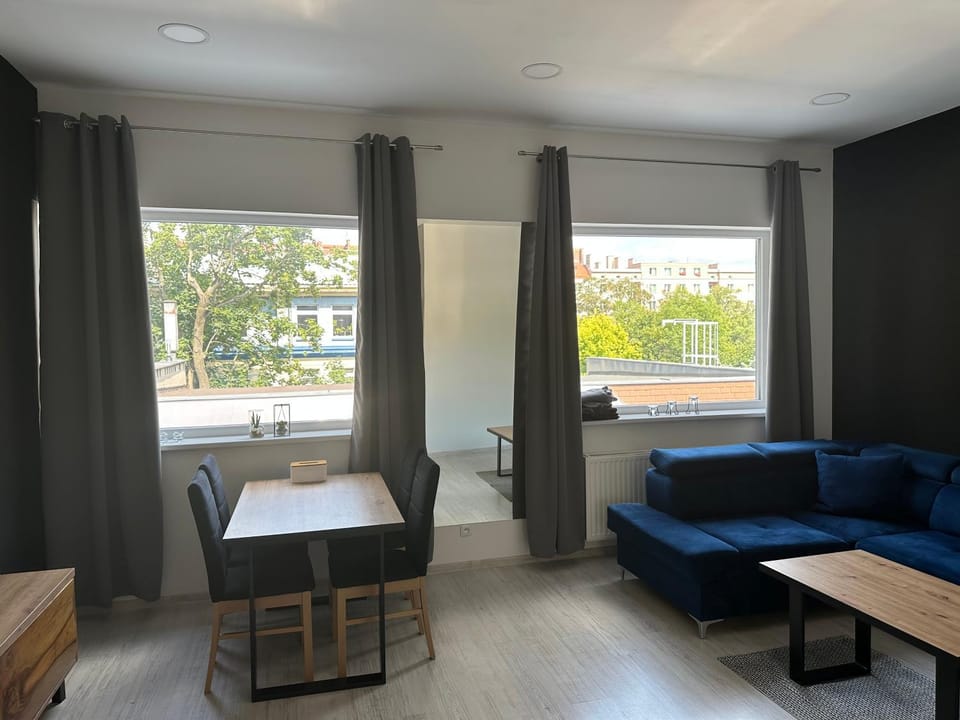 TV and multimedia, Living room, Seating area, Dining area