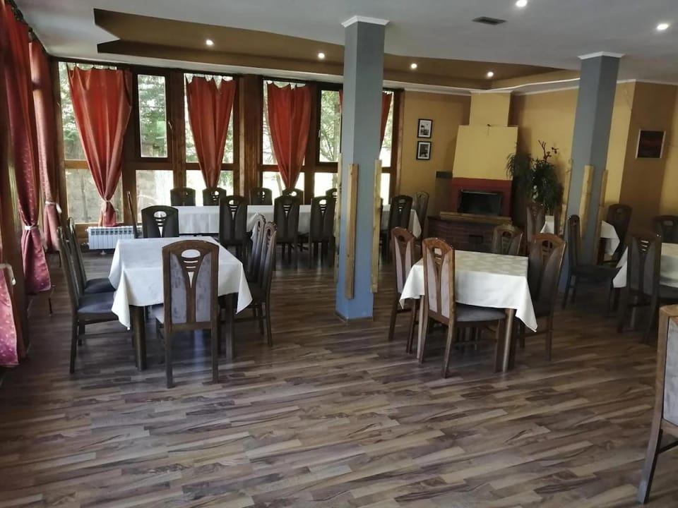 Restaurant/places to eat, Banquet/Function facilities