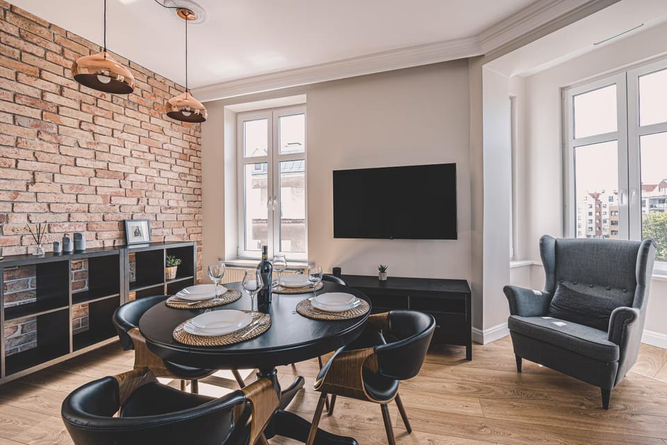 TV and multimedia, Living room, Seating area, Evening entertainment