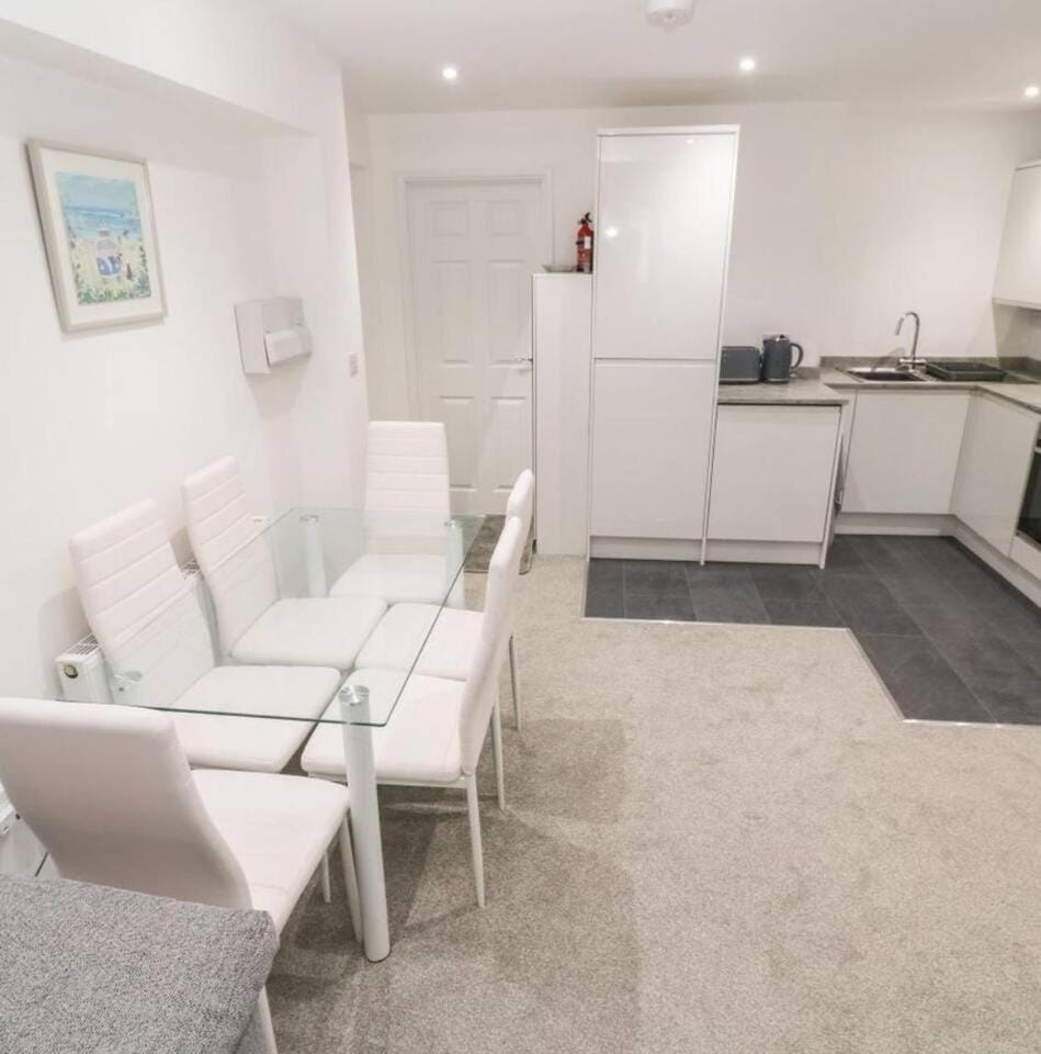 Kitchen or kitchenette, Other, Dining area