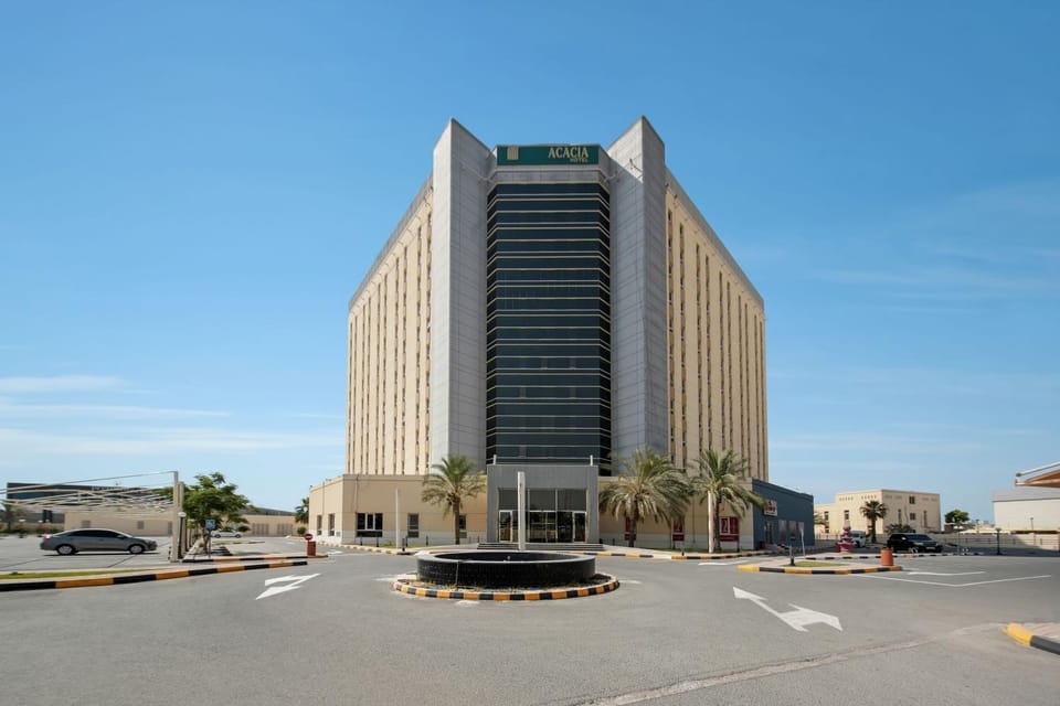 Property building, Day, Neighbourhood, City view, Location, Parking