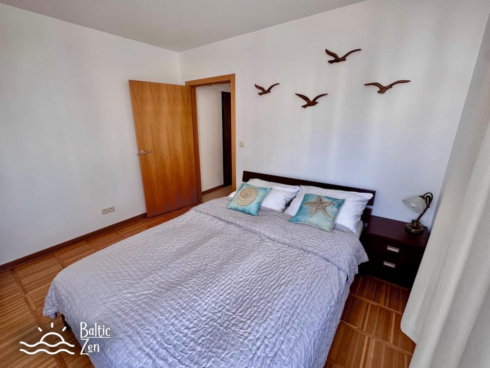 Bed, Seating area, Bedroom