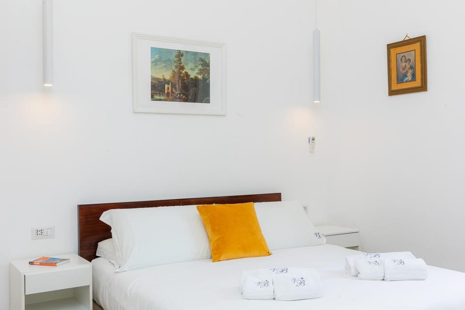 Bed, Photo of the whole room, towels