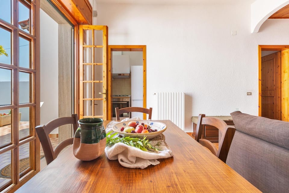 Living room, Food and drinks, Seating area, Dining area, Food