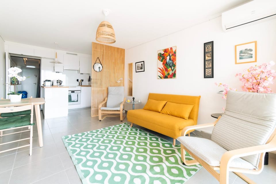 Patio, Nearby landmark, Kitchen or kitchenette, Living room, Dining area, Landmark view, internet, oven, air conditioner