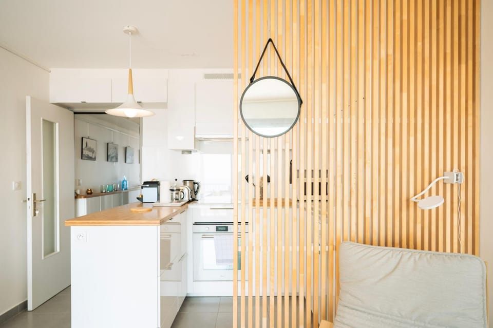 Coffee/tea facilities, Kitchen or kitchenette, Decorative detail, air conditioner