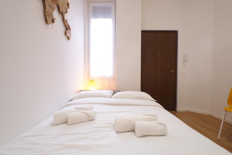 Bed, towels