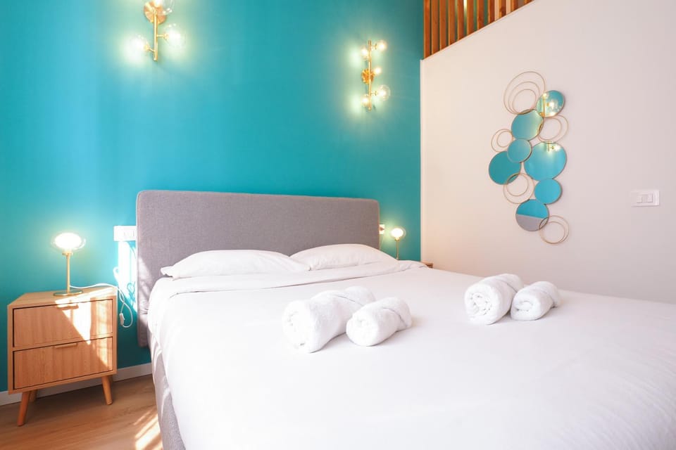 Bed, Photo of the whole room, Bedroom, towels