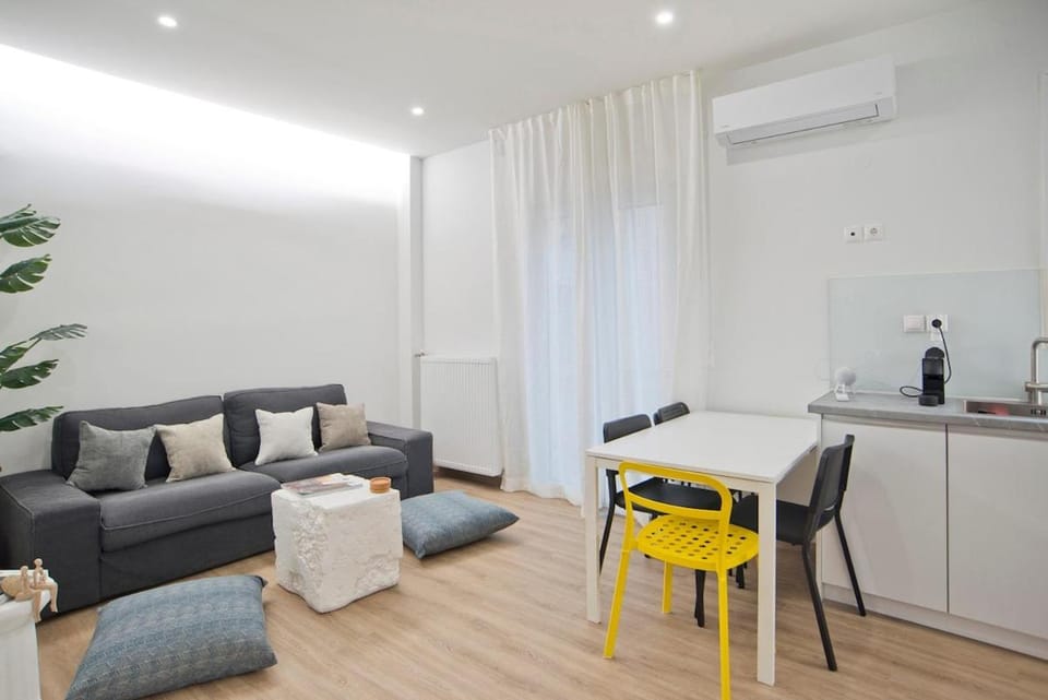 Kitchen or kitchenette, Living room, Seating area, Dining area