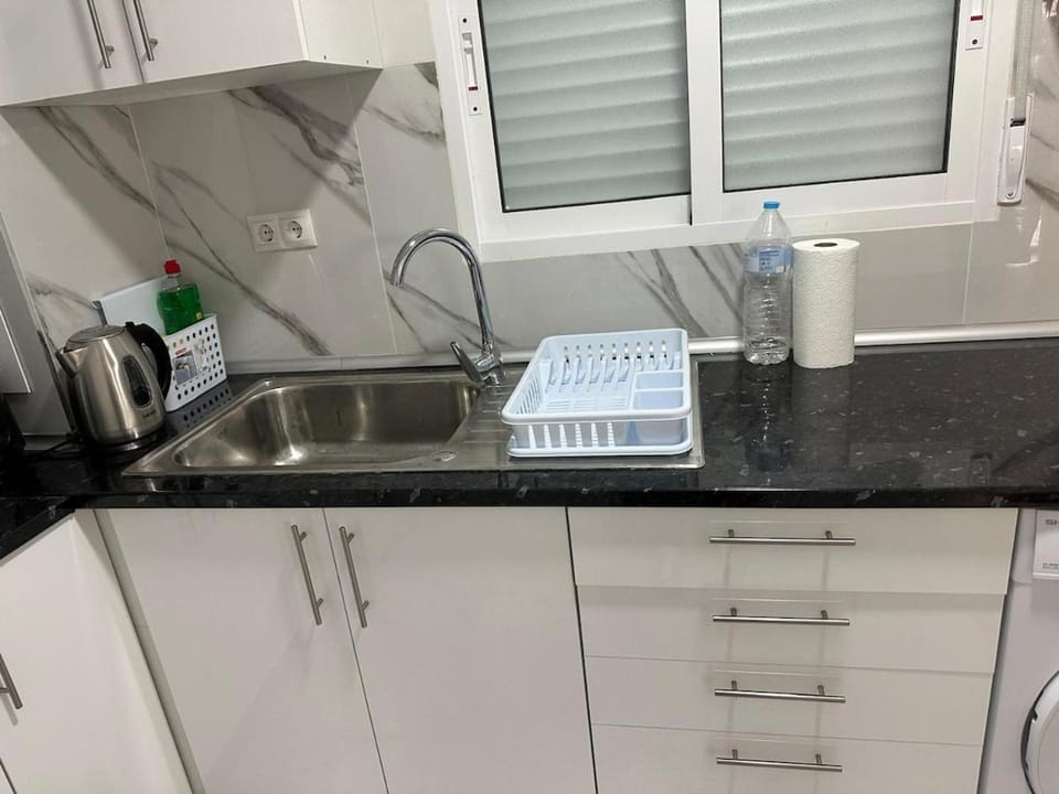 Coffee/tea facilities, Kitchen or kitchenette, stove