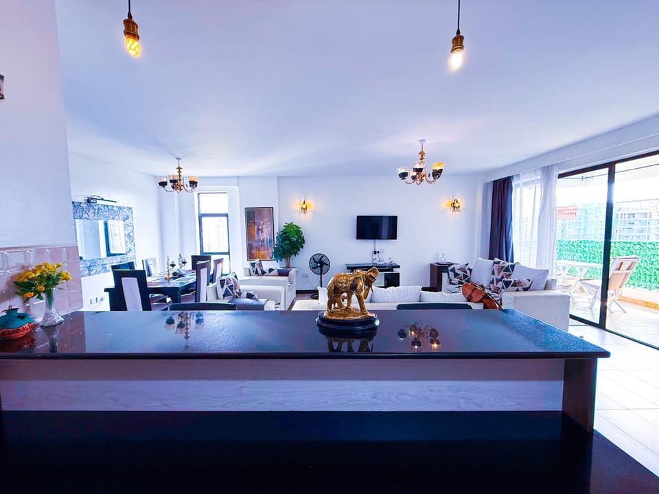 Coffee/tea facilities, Kitchen or kitchenette, Living room, Food and drinks, Seating area, Dining area, Food, Drinks