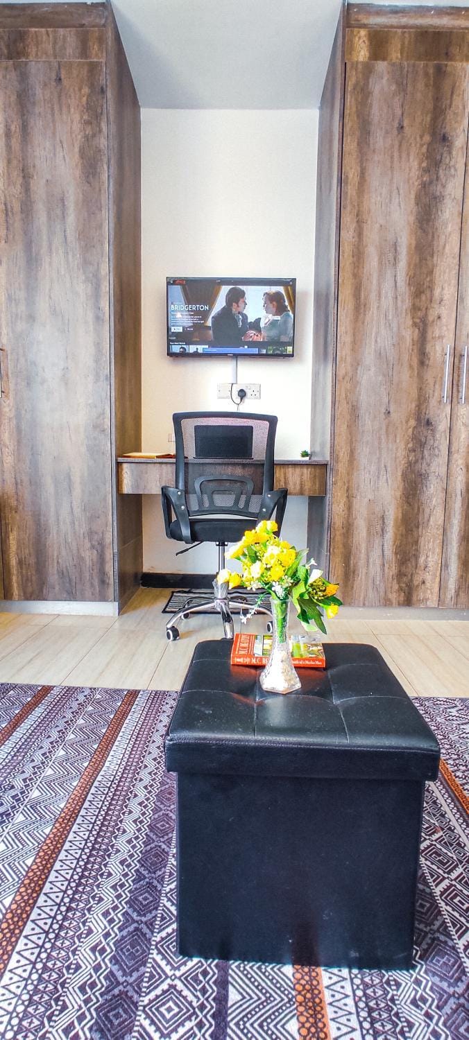 TV and multimedia, Kitchen or kitchenette, Living room, Seating area, Dining area