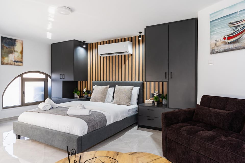 Bed, Seating area
