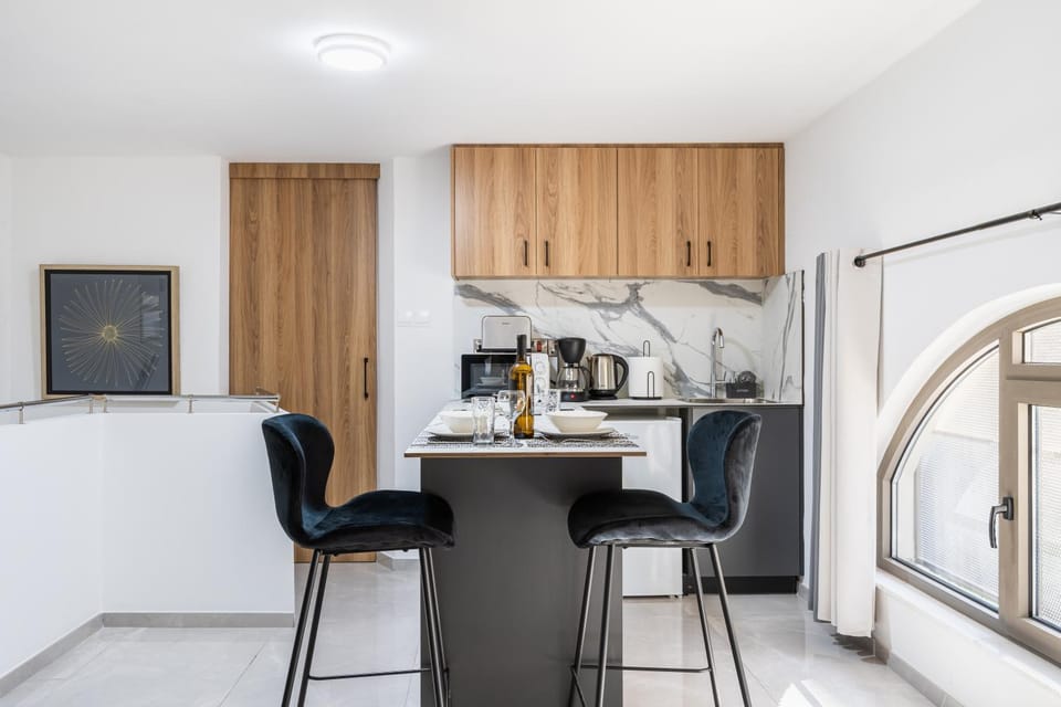 Coffee/tea facilities, Kitchen or kitchenette, Seating area, Dining area