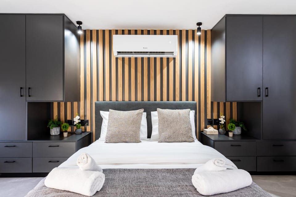 Bed, Photo of the whole room, Bedroom, wardrobe, air conditioner