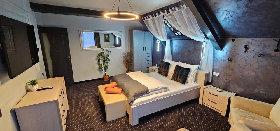 Bed, TV and multimedia, Photo of the whole room, Bedroom, towels