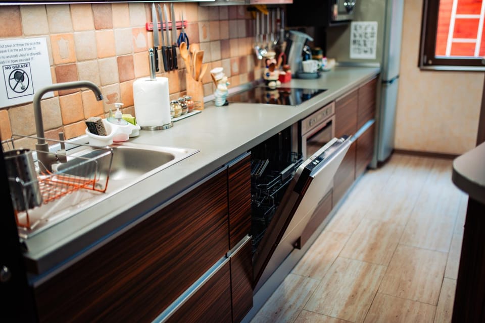 Coffee/tea facilities, Kitchen or kitchenette, dishwasher, stove
