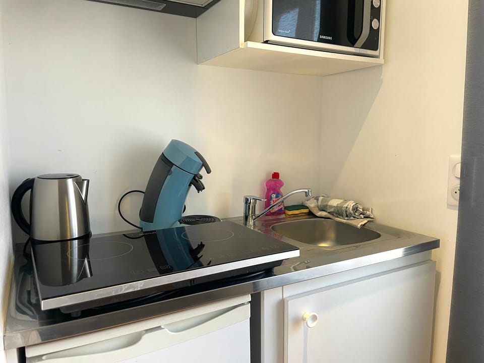 Coffee/tea facilities, Kitchen or kitchenette, microwave, stove