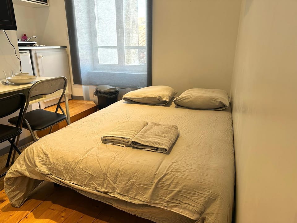 Bed, Photo of the whole room, towels