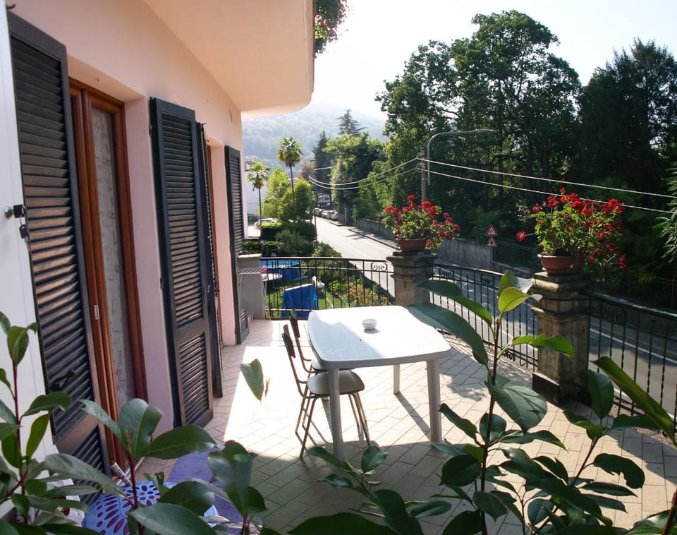 Balcony/Terrace, Street view