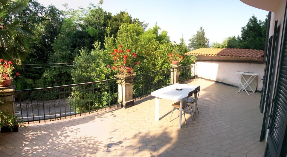 Balcony/Terrace, Street view