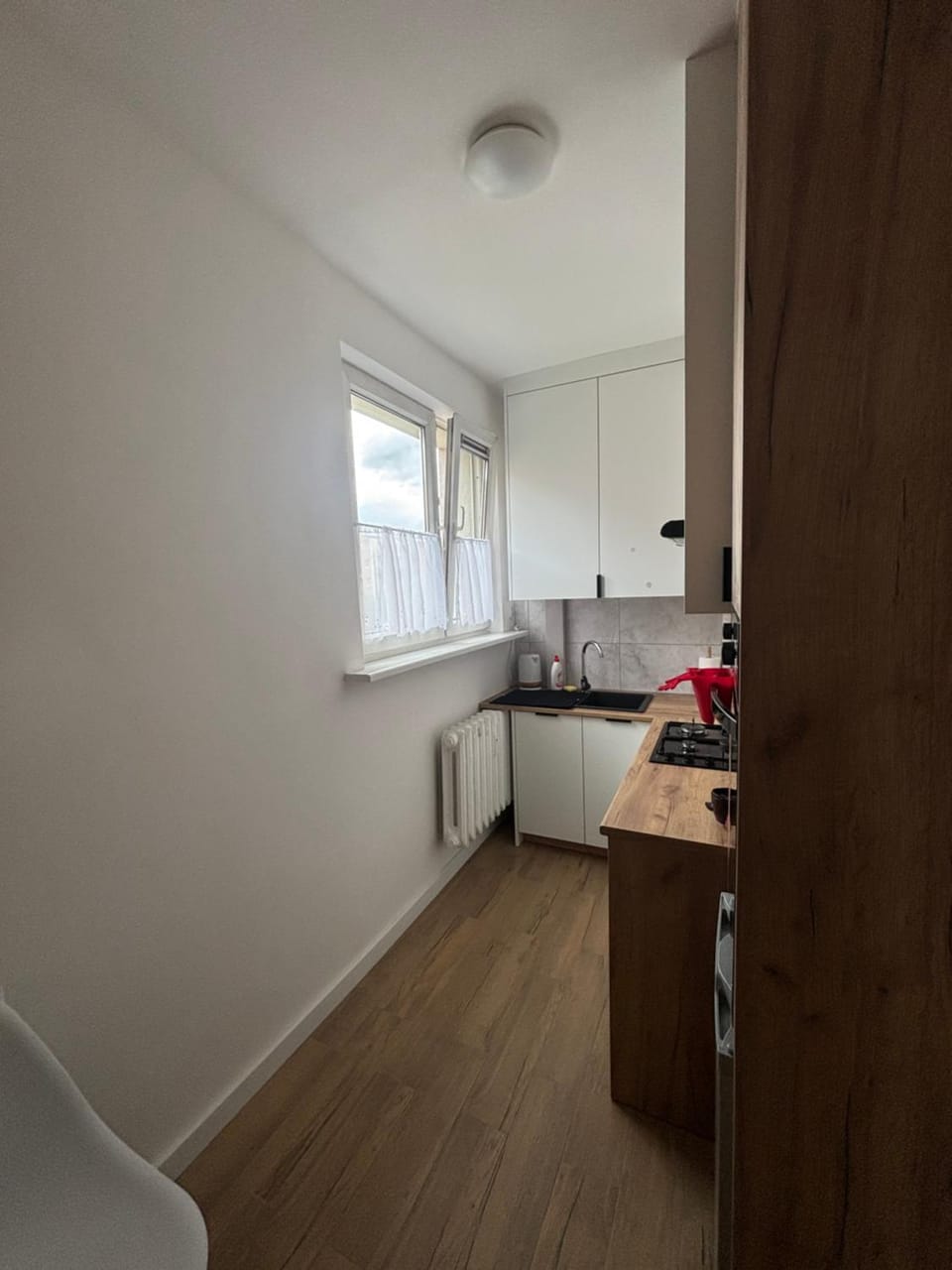 Kitchen or kitchenette, dishwasher, stove