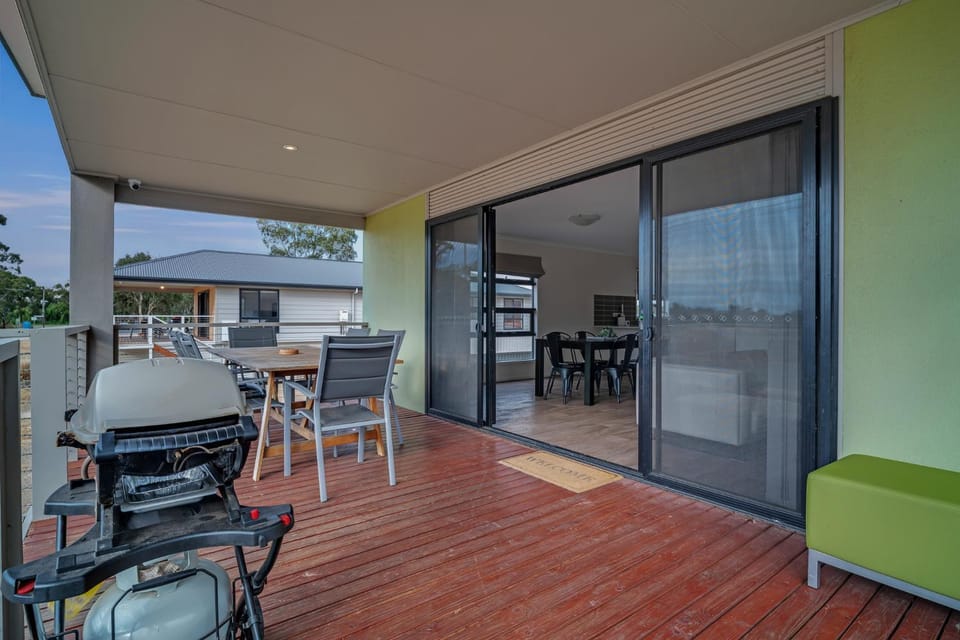 Long Island Retreat - Pelican Relax By The River! House in Murray Bridge