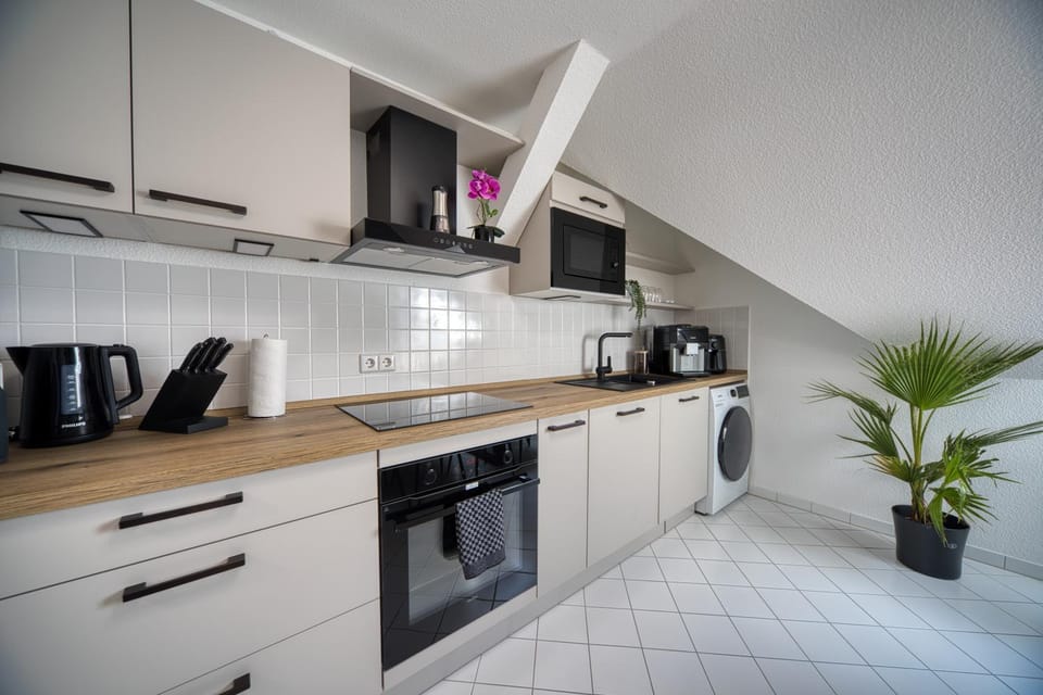 Coffee/tea facilities, Kitchen or kitchenette, dishwasher, oven, stove, toaster